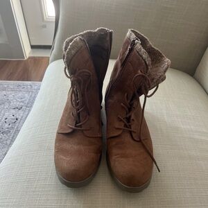 Brown boots with lace up and zipper side